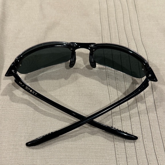 Maui Jim Black Sunglasses with Tan Case - Picture 3 of 5